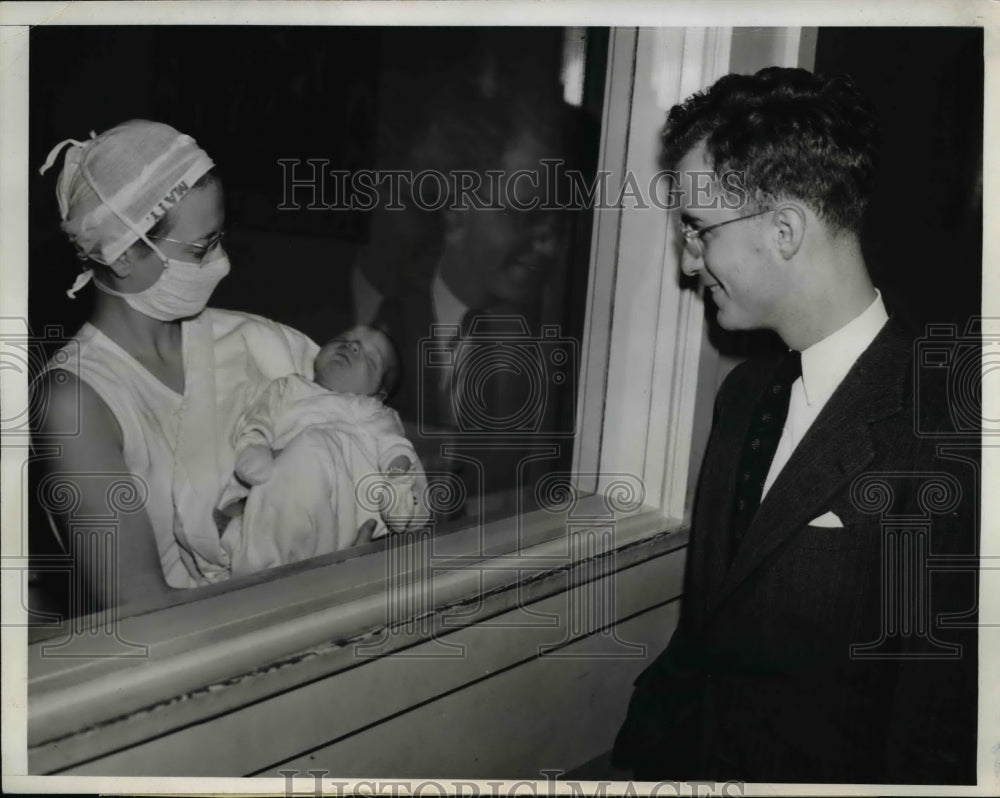 1940 Press Photo Nurse, holds Kermit Roosevelt,Huntington Hospital - nee43473