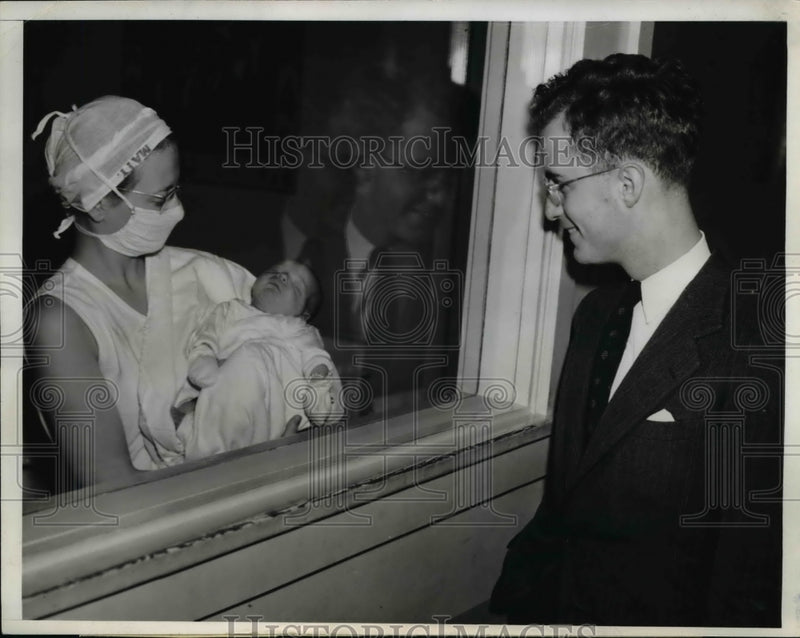 Load image into Gallery viewer, 1940 Press Photo Nurse, holds Kermit Roosevelt,Huntington Hospital - nee43473
