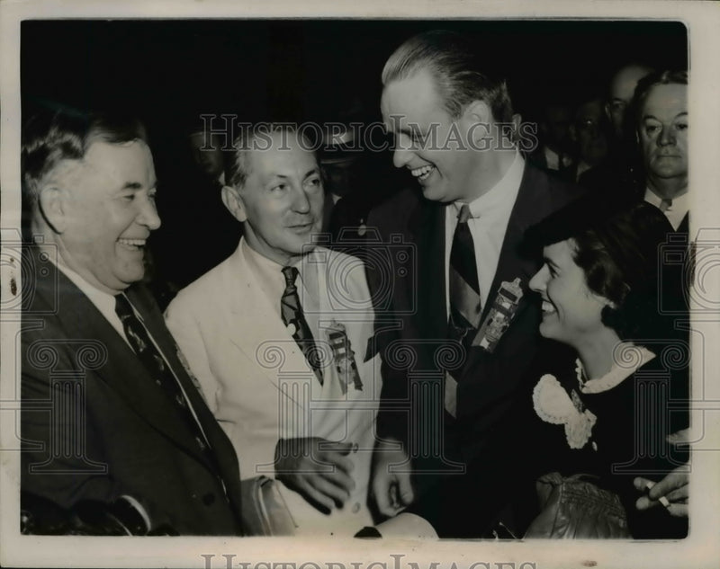 Load image into Gallery viewer, 1940 Press Photo Elliott Roosevelt Alben Barkley and L.W. Robert in Chicago
