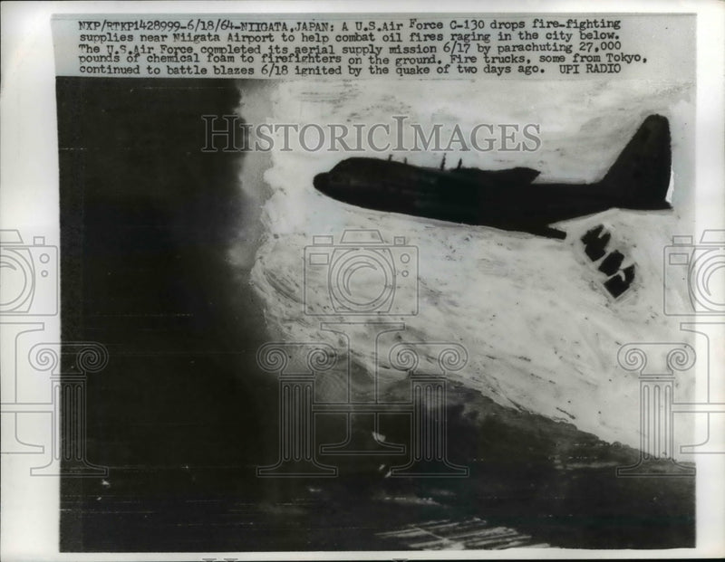 Load image into Gallery viewer, 1964 Press Photo U.S. Air Force C-130 Drops supplies near Niigata Airport, Japan
