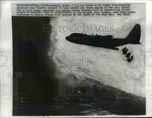 1964 Press Photo U.S. Air Force C-130 Drops supplies near Niigata Airport, Japan