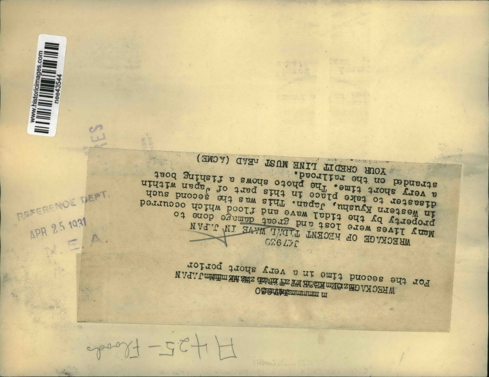 1931 Press Photo Wreckage Tidal Wave in Japan Fishing Boat - nee43544