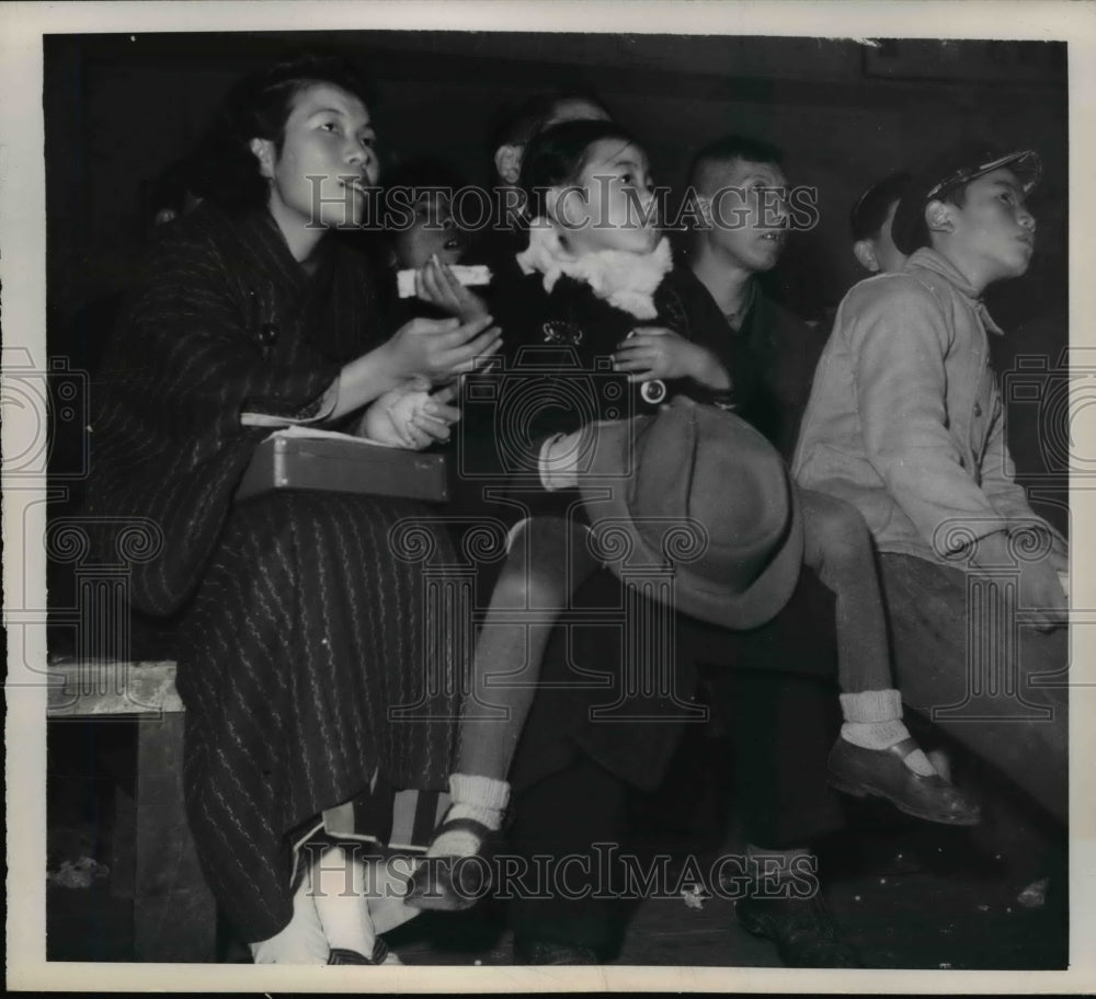 1948 Press Photo Tokyo, Boxing Enthusiast Watching Tetsu Club Tournament