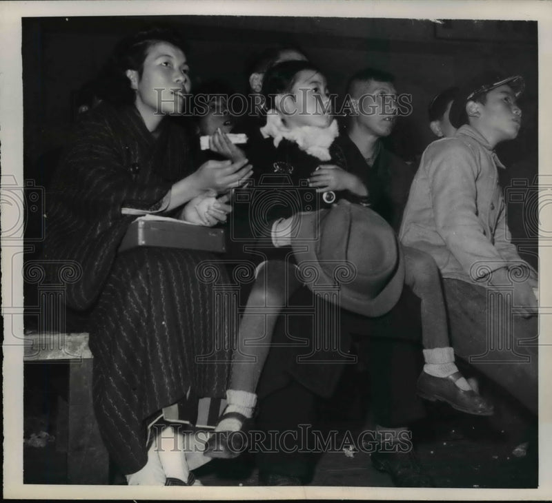Load image into Gallery viewer, 1948 Press Photo Tokyo, Boxing Enthusiast Watching Tetsu Club Tournament
