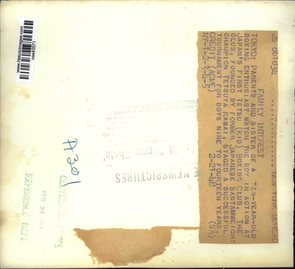 1948 Press Photo Tokyo, Boxing Enthusiast Watching Tetsu Club Tournament