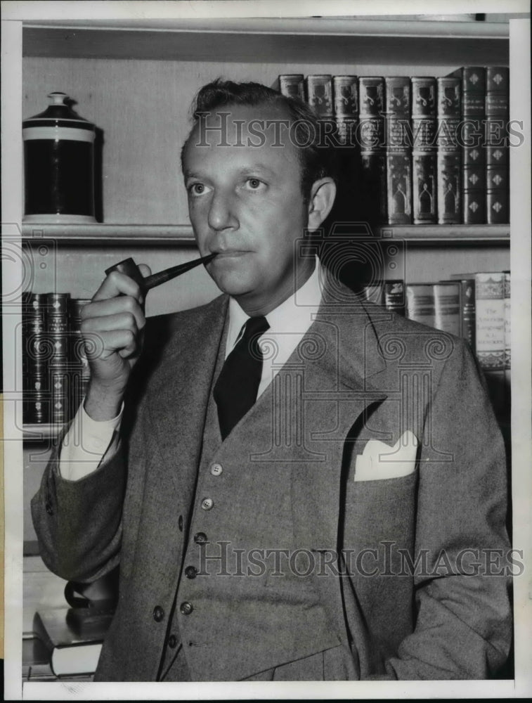 1947 Press Photo Charles Luckman President Lever Brothers in Cambridge Office