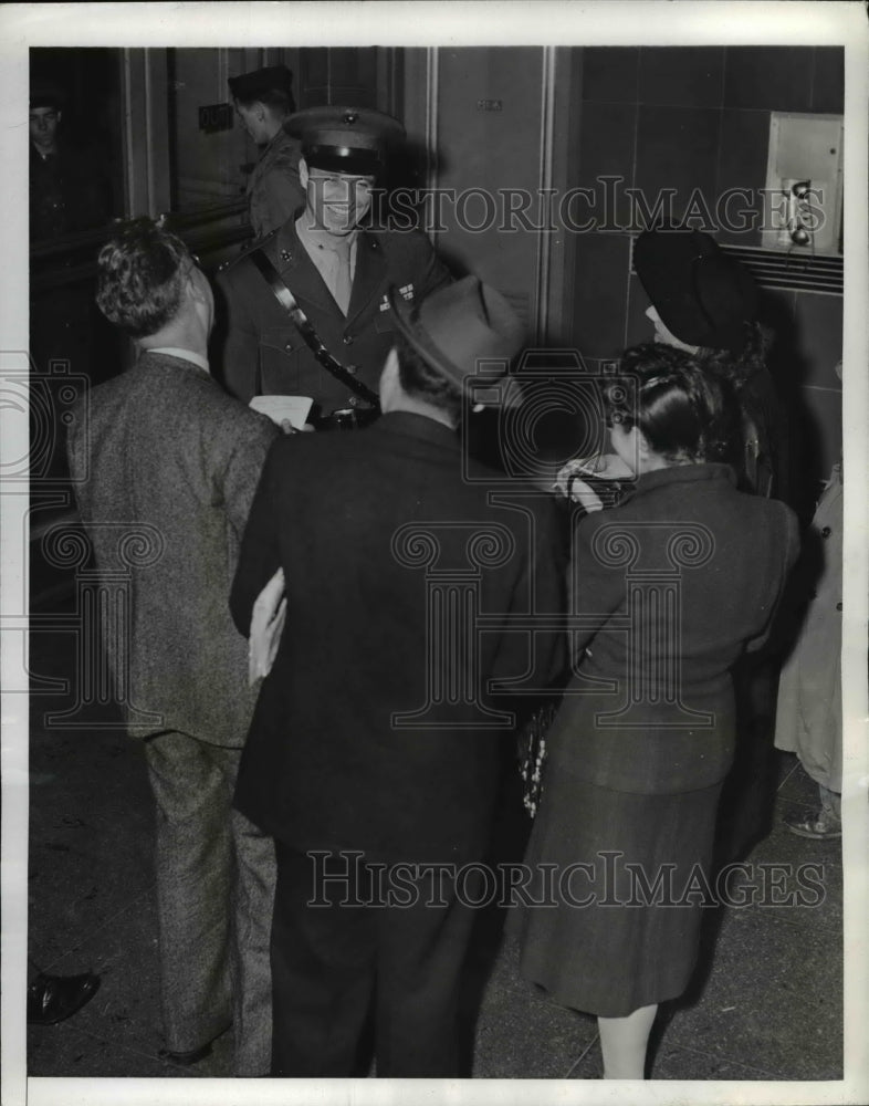 Load image into Gallery viewer, 1943 Press Photo Washington DC Lt COl James Roosevelt is interviewed on arrival
