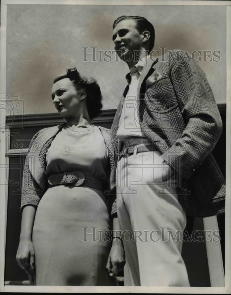 1938 Press Photo John Roosevelt and fiancÃƒÆ’Ã‚Â© Anne Lindsay Clark pose for pictures.