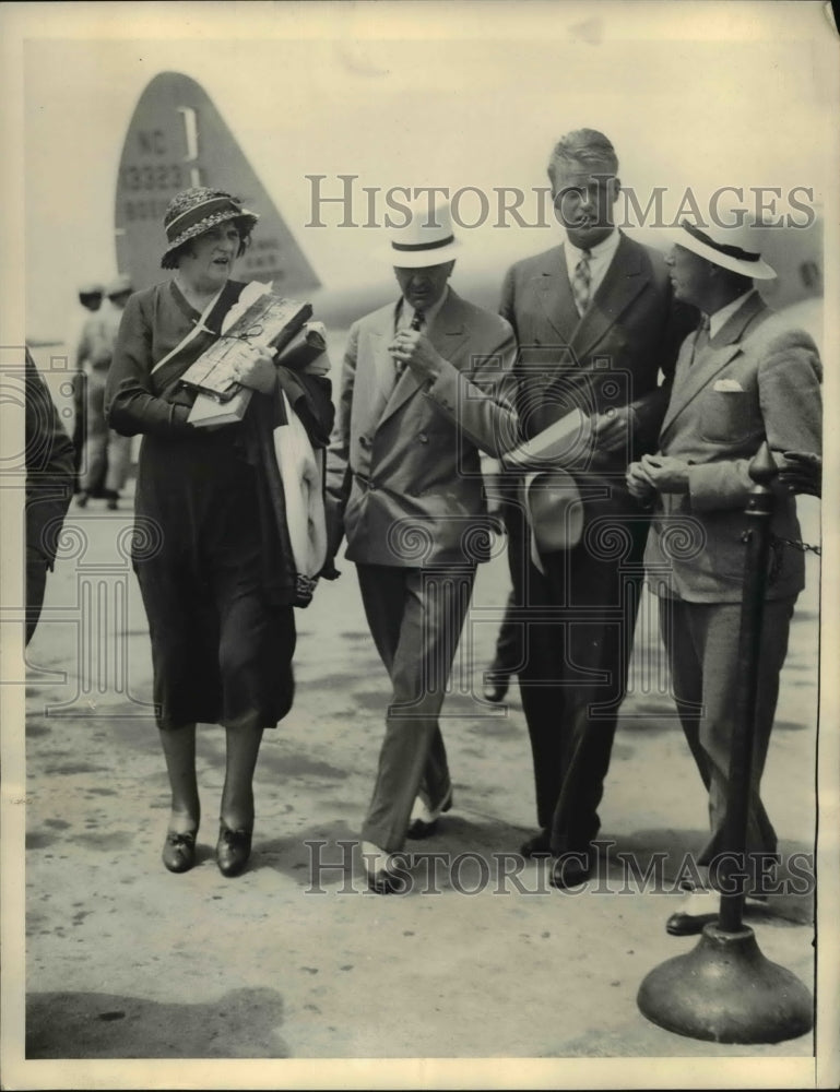 1933 Press Photo Elliott Roosevelt being questioned as he stepped off plane.
