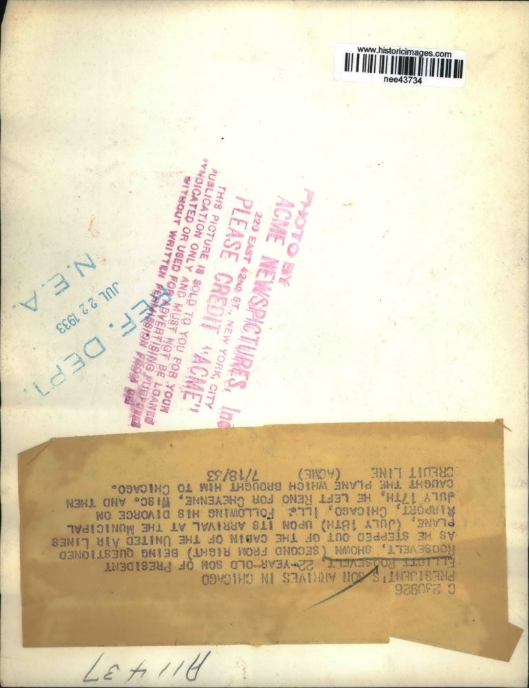 1933 Press Photo Elliott Roosevelt being questioned as he stepped off plane.