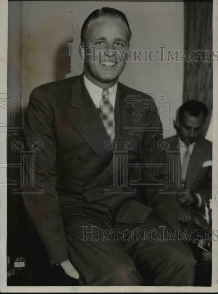 Load image into Gallery viewer, 1933 Press Photo Elliott Roosevelt Takes question from Reporters - nee43791

