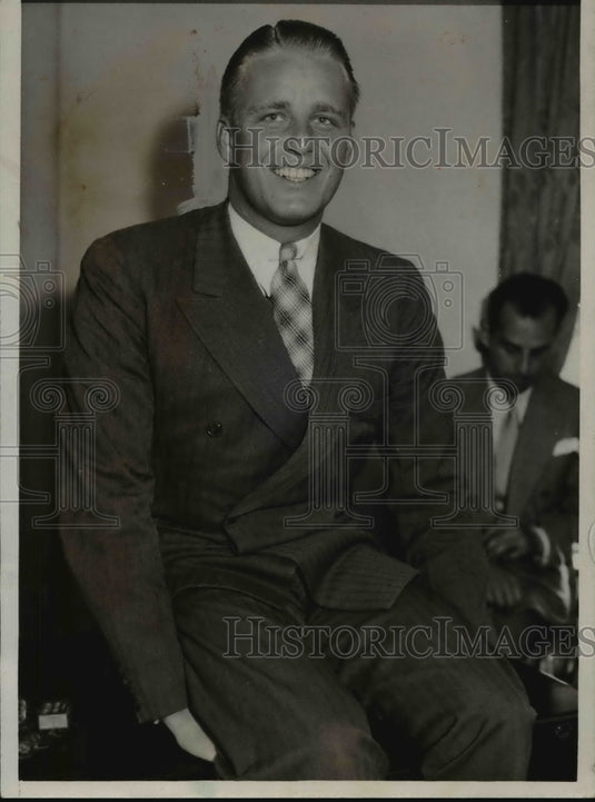 1933 Press Photo Elliott Roosevelt Takes question from Reporters - nee43791