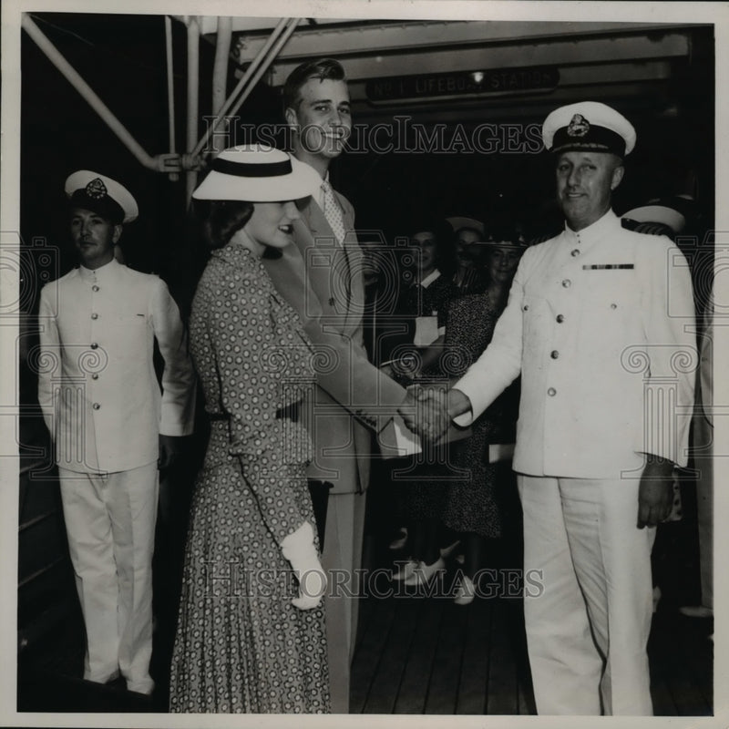 Load image into Gallery viewer, 1938 Press Photo John Roosevelt, bride, Liner Lady Somers
