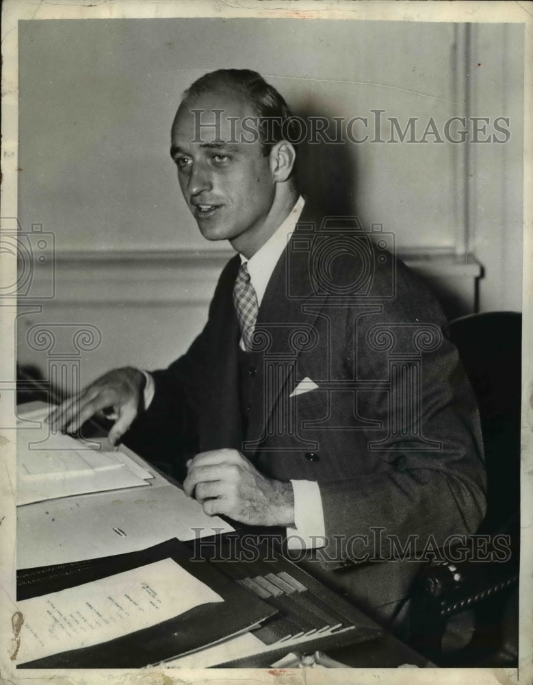 1937 Press Photo James Roosevelt White House Desk helps his father - Historic Images