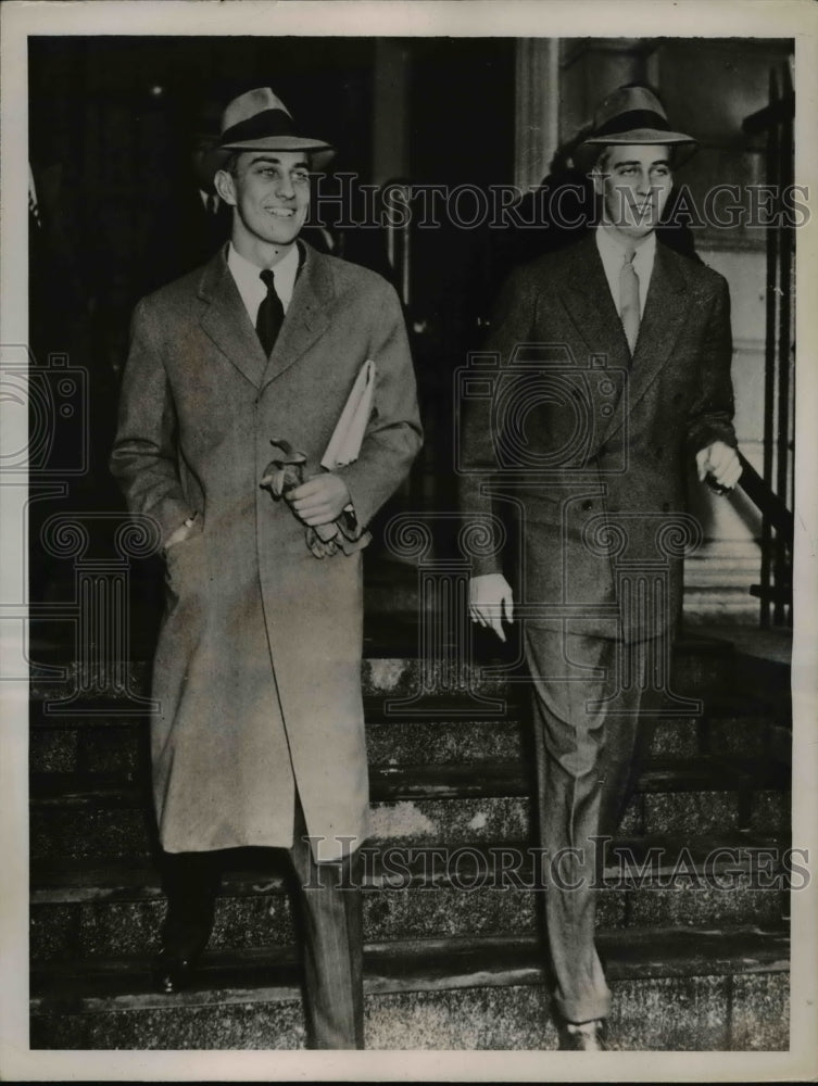 1937 Press Photo Franklin D Roosevelt Shown Leaving Hospital In Massachusetts.