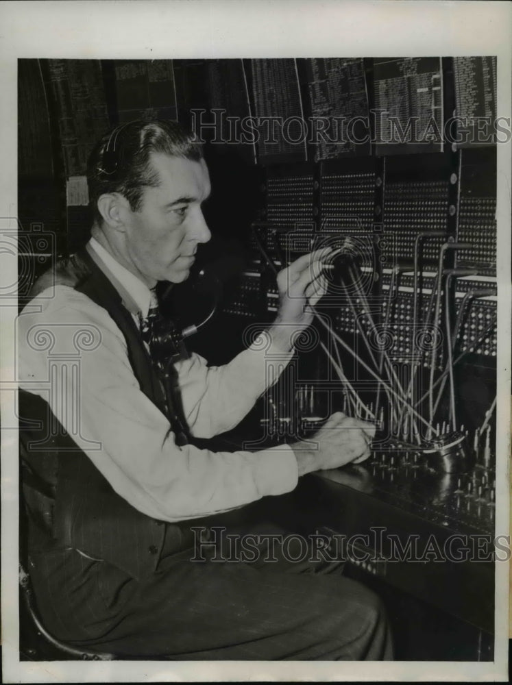 Load image into Gallery viewer, 1946 Press Photo James Kinsley Celebrates 17th Year At Electrical Switchboard
