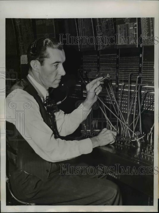 1946 Press Photo James Kinsley Celebrates 17th Year At Electrical Switchboard