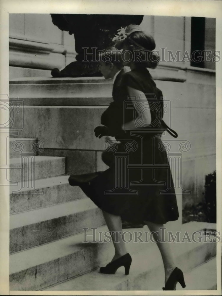 1943 Press Photo William Roosevelt and Elizabeth Winsor Juvenile Courthouse