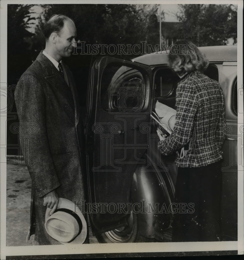 Load image into Gallery viewer, 1938 Press Photo James Roosevelt, son/secretary President, stomach ulcer cancer
