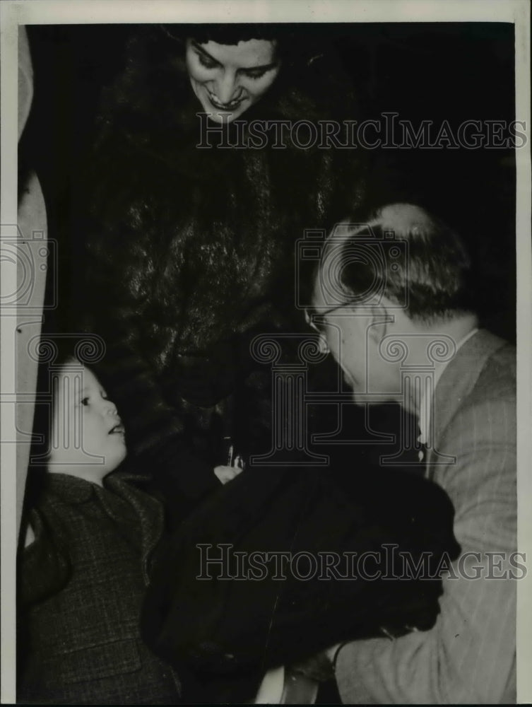 1940 Press Photo Atlanta Ga James Roosevelt greets his Godson Brumby McGehee.