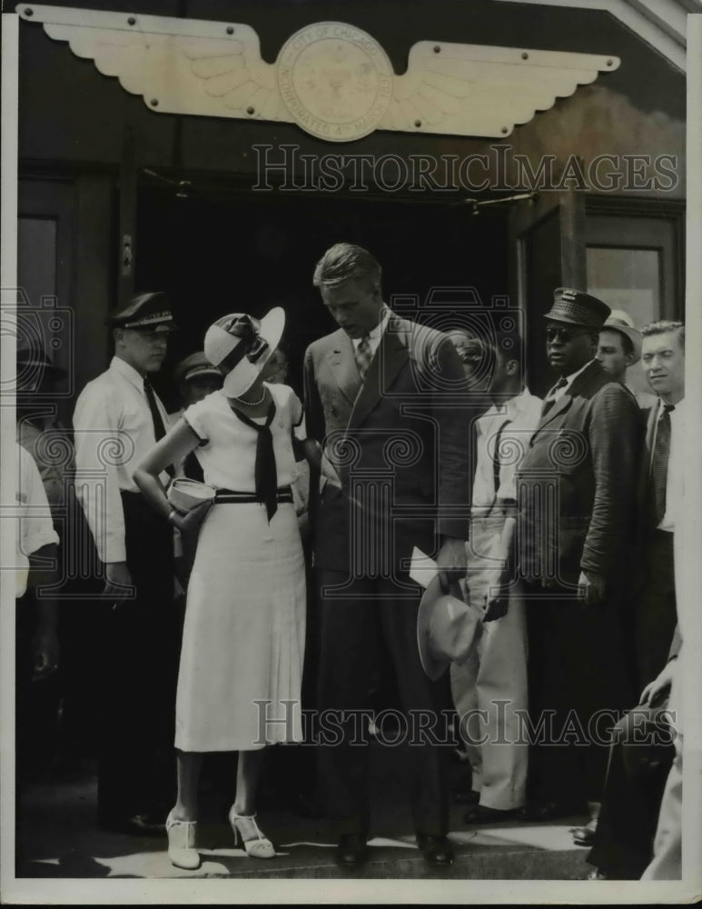 Load image into Gallery viewer, 1933 Press Photo Elliott Roosevelt with woman reporter on his arrival in Chicago
