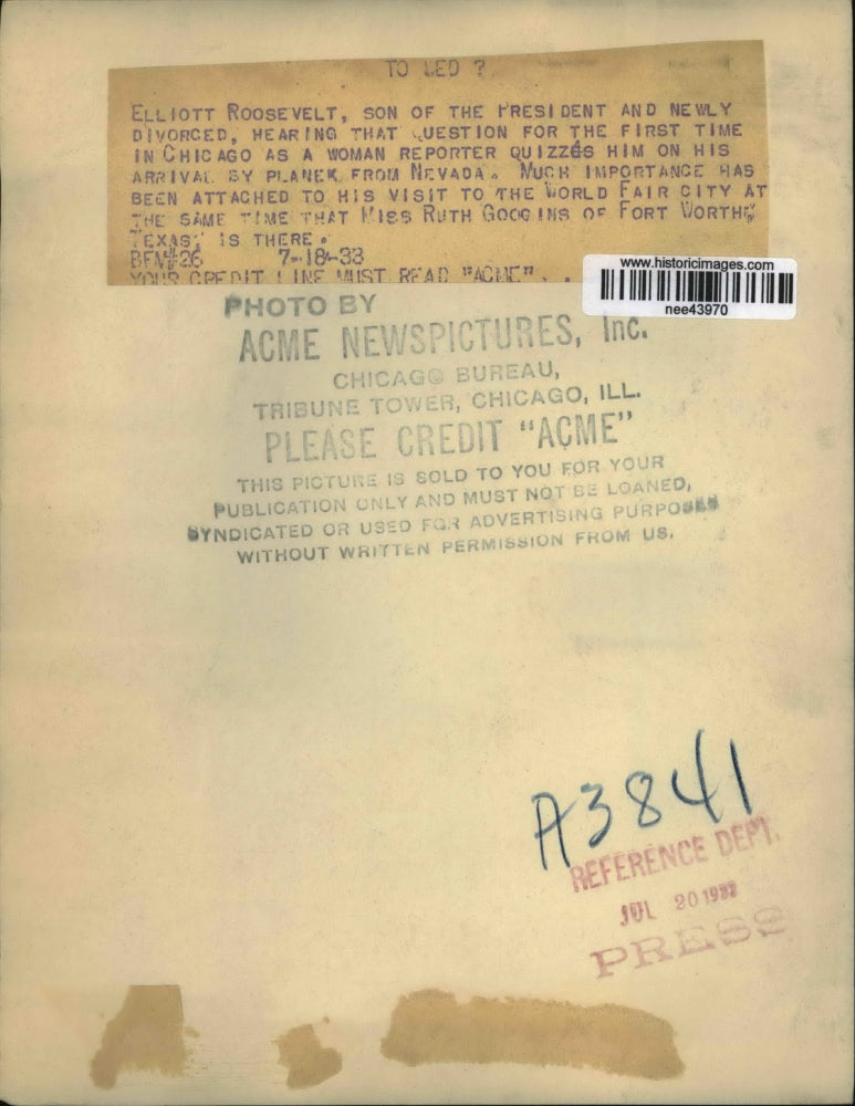 1933 Press Photo Elliott Roosevelt with woman reporter on his arrival in Chicago