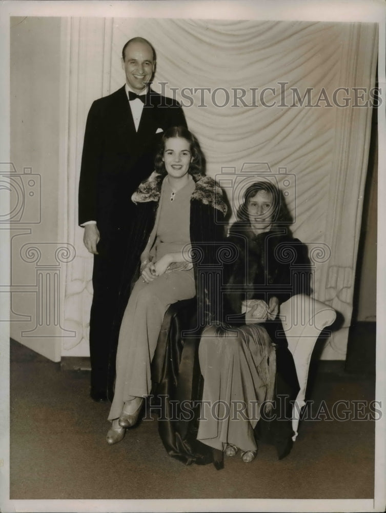 Load image into Gallery viewer, 1937 Press Photo New York James Roosevelt shown here with Mrs A O Forbes
