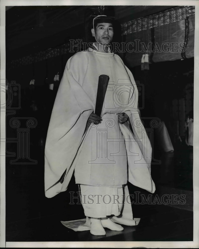 Load image into Gallery viewer, 1947 Press Photo The Priest of ISe Music Hall carrying a scroll of message.
