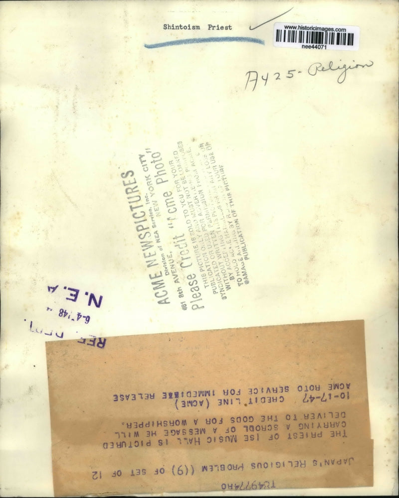 1947 Press Photo The Priest of ISe Music Hall carrying a scroll of message.