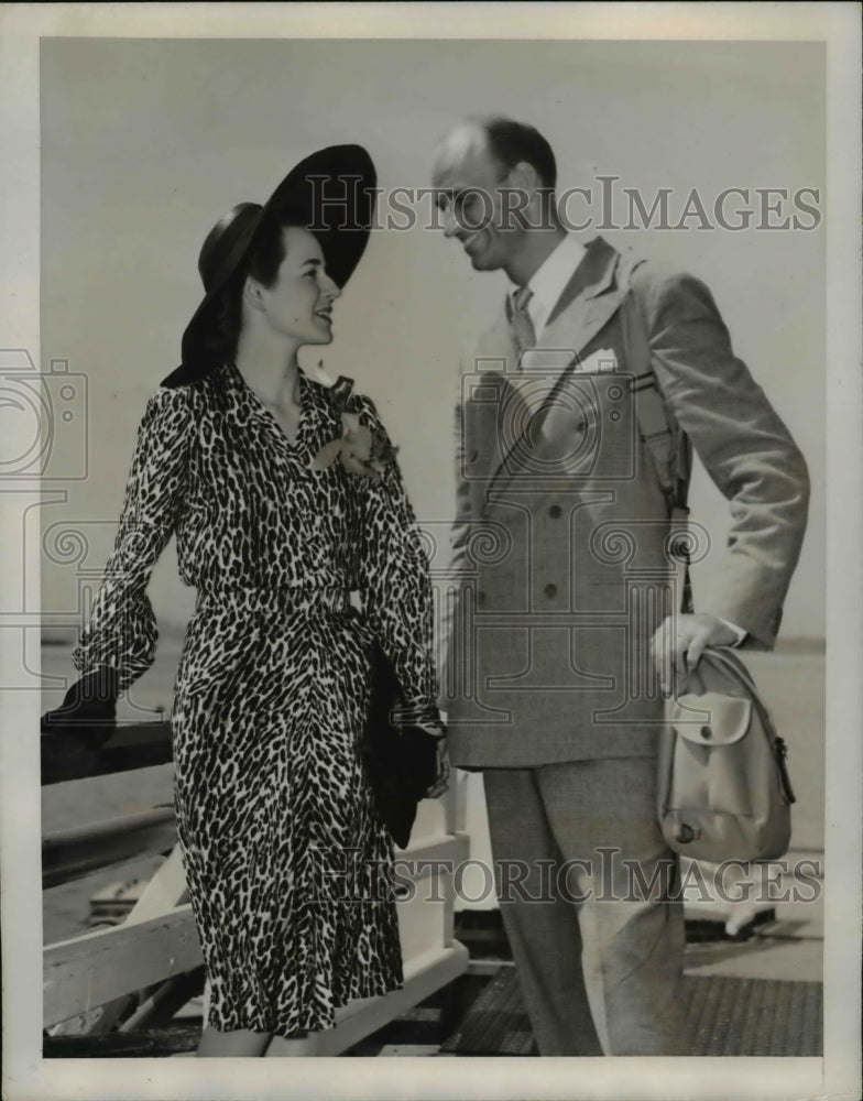 Load image into Gallery viewer, 1941 Press Photo James Roosevelt, Roselle Synder arrive on Clipper - nee44100
