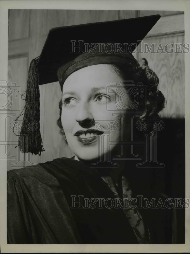Load image into Gallery viewer, 1943 Press Photo Mrs. Bernice Neugarten Chicago Doctor of Philosophy Degree
