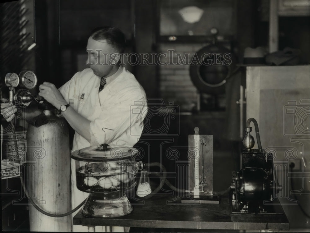 1931 Press Photo T L Swenson, bacteriologist of USDA made a discovery.