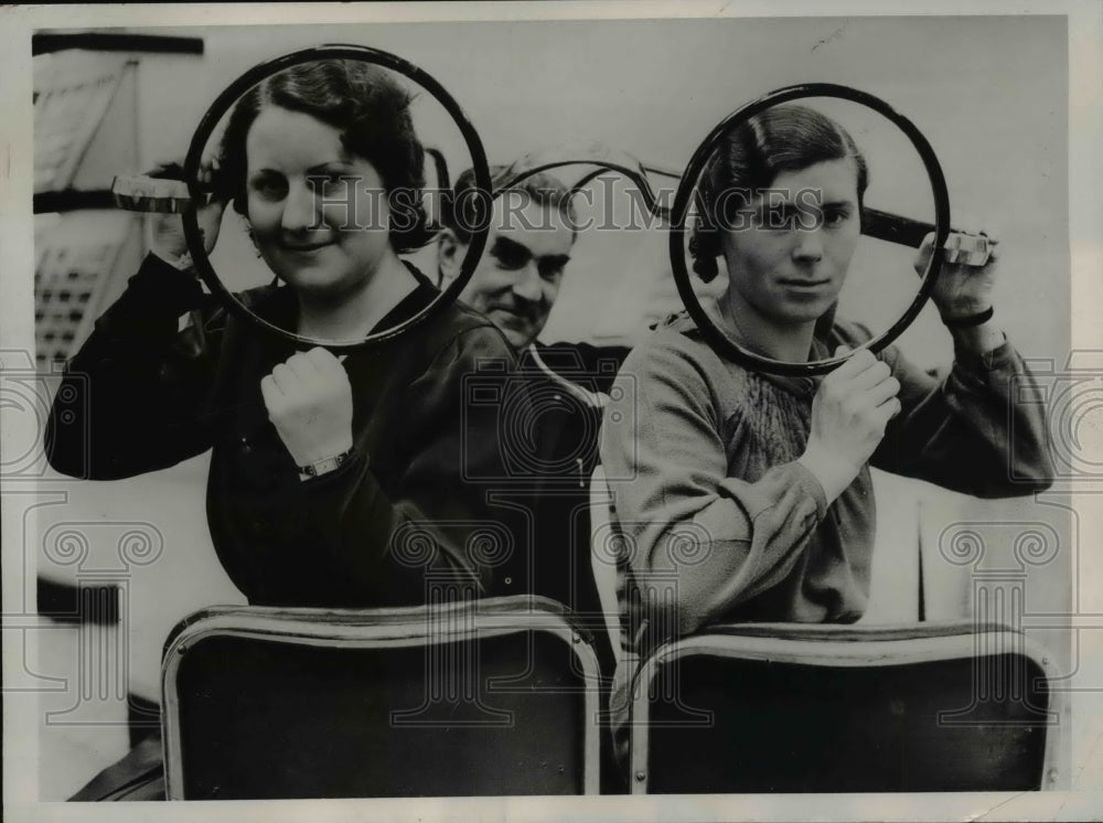 1937 Press Photo London Eng. Latest developments in Optical industry on display.