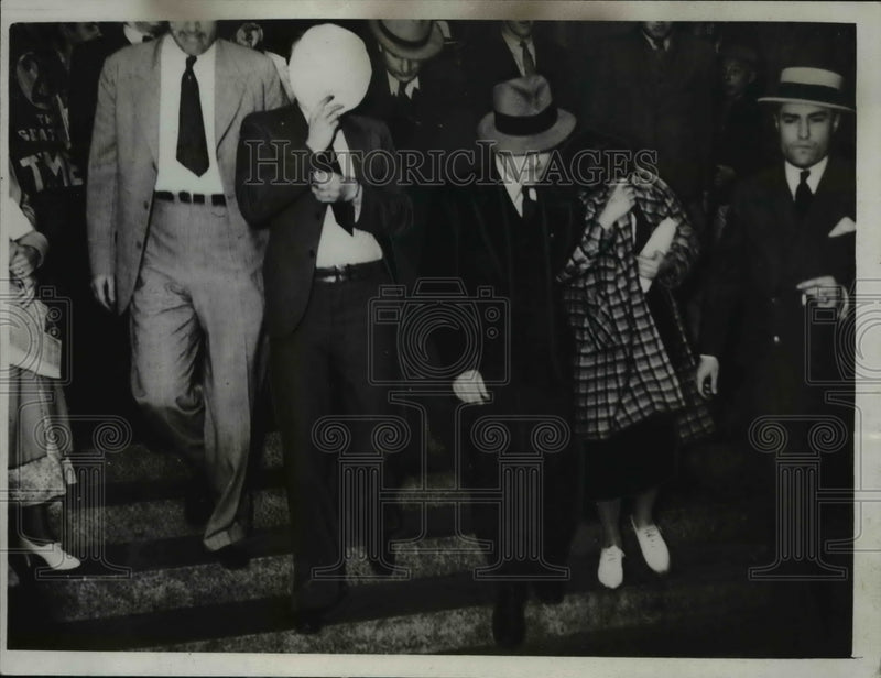 Load image into Gallery viewer, 1935 Press Photo Harmon Waley &amp; wife Margaret arrested kidnapping G.Weyerhaeuser
