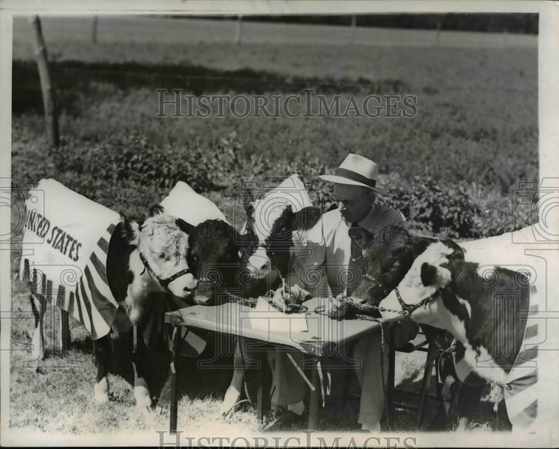 Load image into Gallery viewer, 1946 Press Photo Fairbury Neb. L J Smith Veterinarian who delivered quintuplets.

