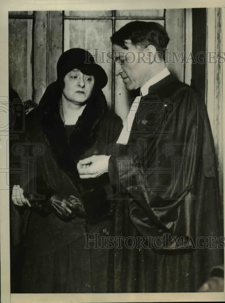 1931 Press Photo Versailles France Madame Gastaud with attorney Maitre Campinchi