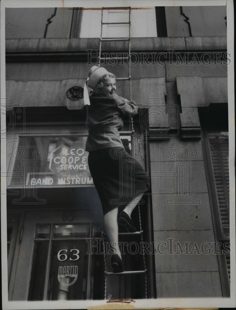 Load image into Gallery viewer, 1947 Press Photo Lome Cooper,Steel Chain Ladder - nee44503
