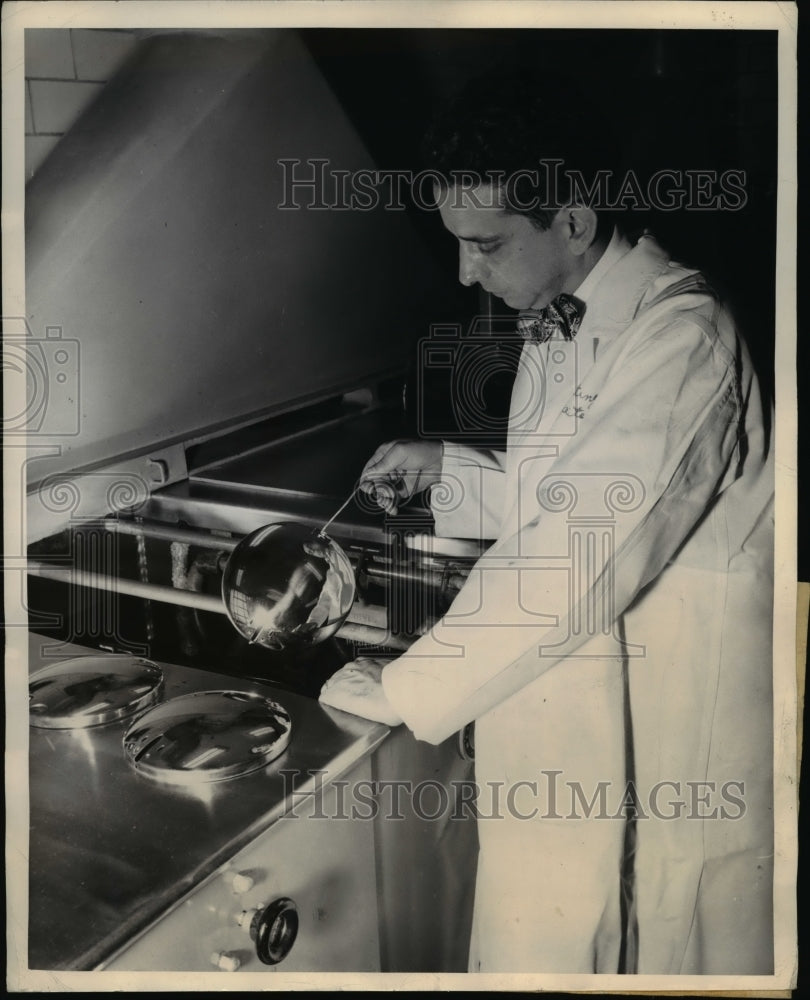 1948 Press Photo Westinghouse Labs crome electroplating bath for luster look