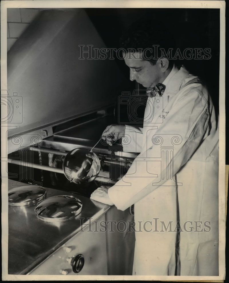 Load image into Gallery viewer, 1948 Press Photo Westinghouse Labs crome electroplating bath for luster look
