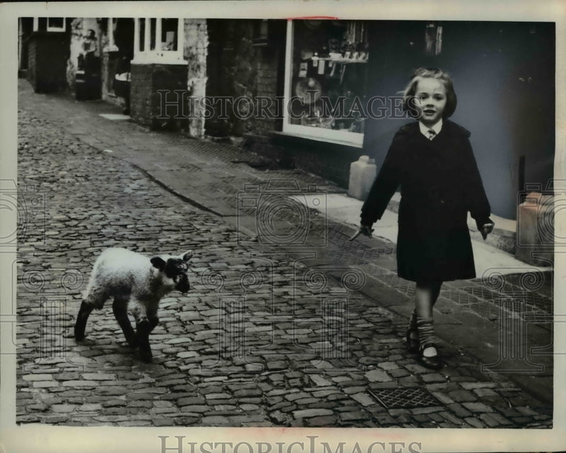 Load image into Gallery viewer, 1961 Press Photo Coranne de Cartier of Petworth England and lamb Blackie.
