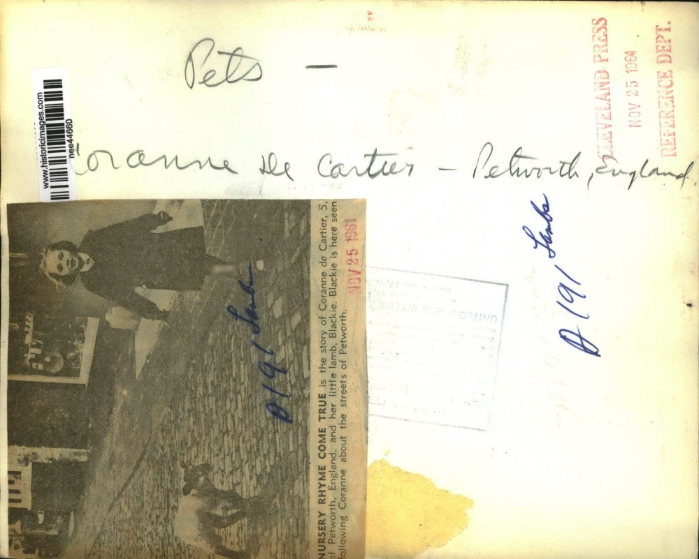 1961 Press Photo Coranne de Cartier of Petworth England and lamb Blackie.