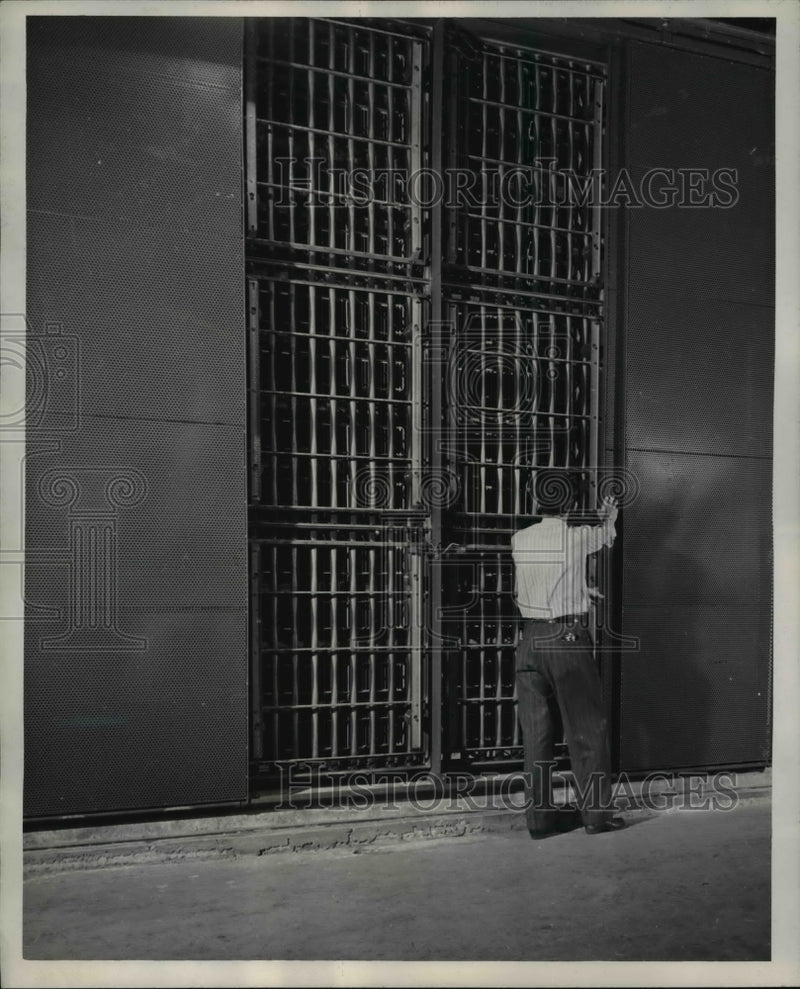 Load image into Gallery viewer, 1948 Press Photo of Westinghouse Precipitron,air cleaner. - nee44821
