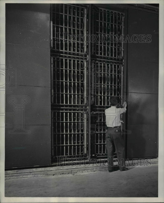 1948 Press Photo of Westinghouse Precipitron,air cleaner. - nee44821
