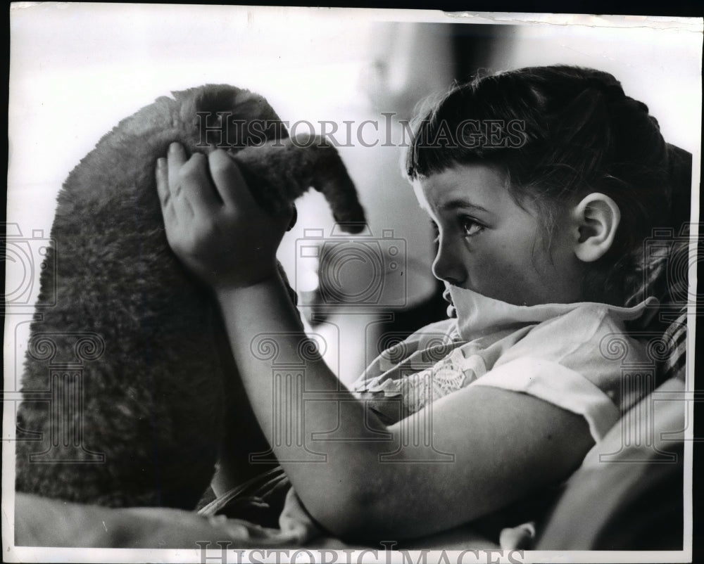 1961 Press Photo July Karen holds lion cub, Portland Oregon Zoo - nee45111