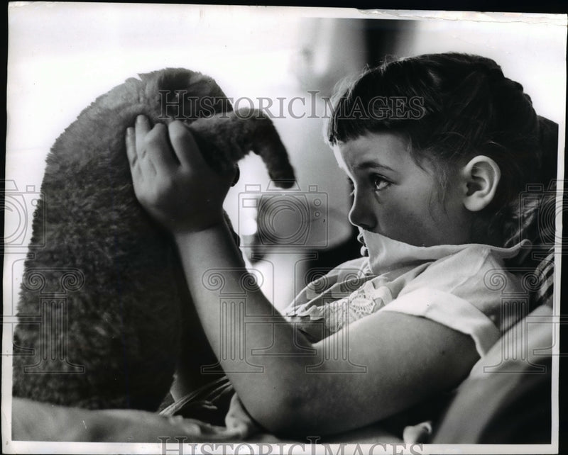 Load image into Gallery viewer, 1961 Press Photo July Karen holds lion cub, Portland Oregon Zoo - nee45111
