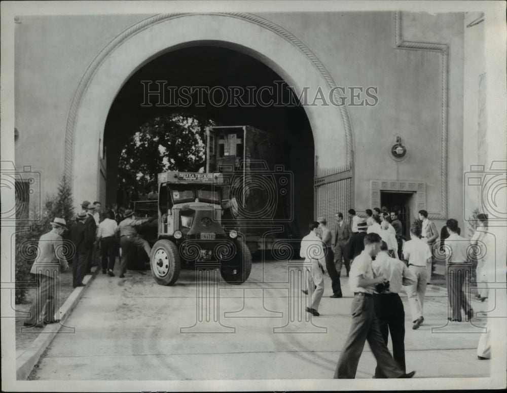 1934 Press Photo California Tech Unloads Great Glass Disk From Special Car.