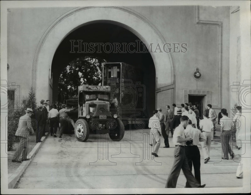 Load image into Gallery viewer, 1934 Press Photo California Tech Unloads Great Glass Disk From Special Car.
