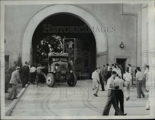 1934 Press Photo California Tech Unloads Great Glass Disk From Special Car.