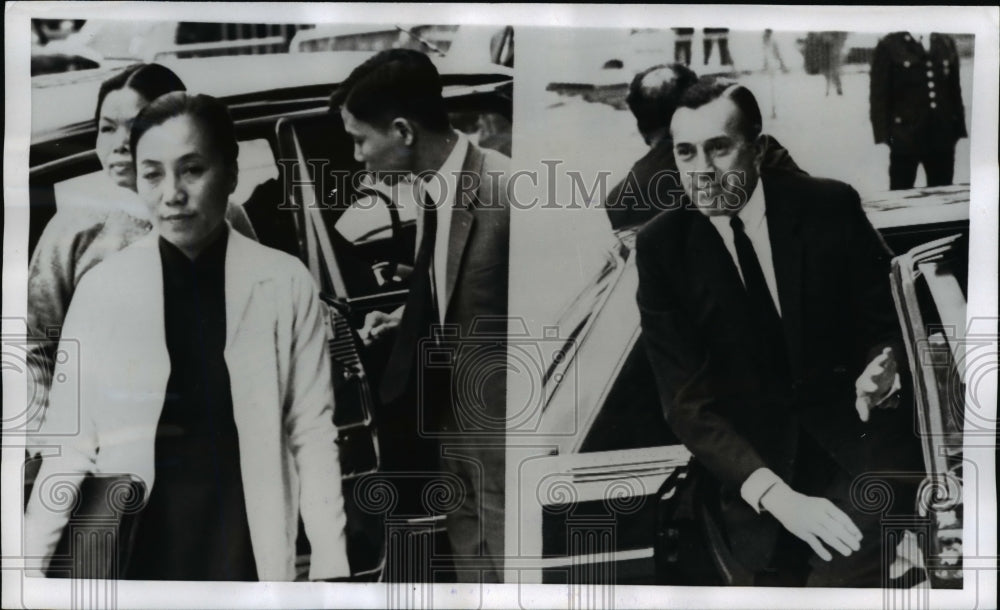 1969 Press Photo S. Vietnam leader Mrs Binh(L) & Lawrence Walsh US, peace talks