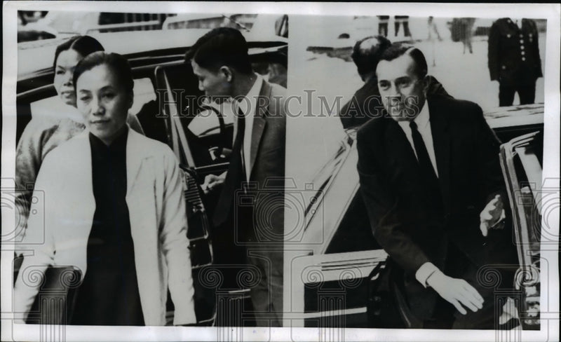 Load image into Gallery viewer, 1969 Press Photo S. Vietnam leader Mrs Binh(L) &amp; Lawrence Walsh US, peace talks
